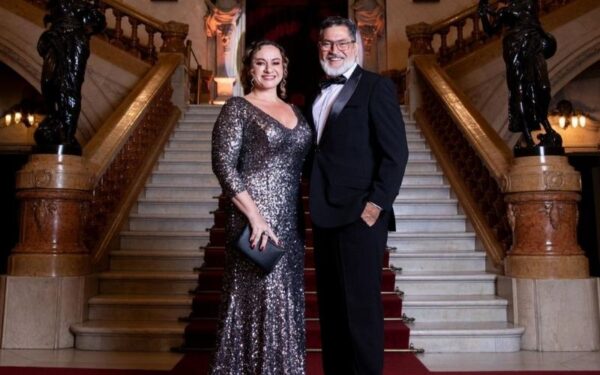 Mara Martucheli prestigia noite de gala no Theatro Municipal de São Paulo
