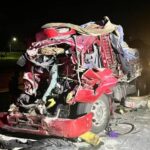 Motorista morre em colisão entre carretas na Dutra em SJC