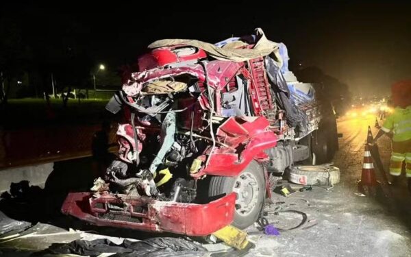 Motorista morre em colisão entre carretas na Dutra em SJC