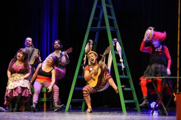 Os espetáculos têm ingressos gratuitos e solidários, com a doação de um pacote de fubá ou trigo. O Cine Teatro fica no centro de São José