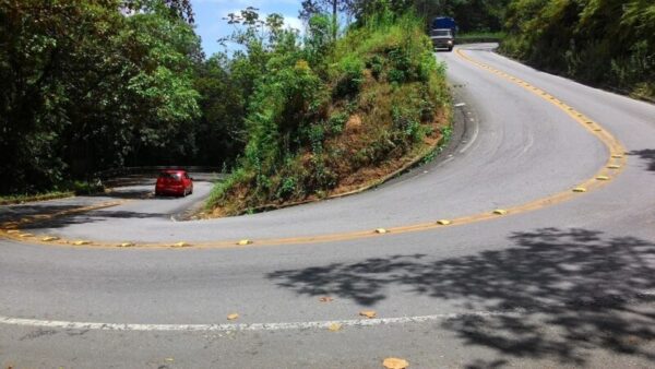 Rodovia Oswaldo Cruz passa por manutenção com pare e siga