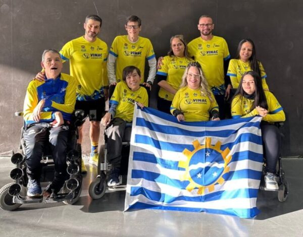 As equipes do Instituto Athlon, de São José dos Campos, tiveram desempenho expressivo em três competições realizadas no último fim de semana, com conquistas no goalball, atletismo e bocha paralímpica. No goalball, as finais do Campeonato Paulista 2025 foram disputadas no Ginásio Cidade Jardim. No masculino, o Athlon venceu o Santos por 13 a 4 e ficou com o título estadual. No feminino, após empate e prorrogação, a decisão foi para os pênaltis, e a equipe joseense terminou com o vice-campeonato diante do Sesi. No atletismo, disputado no Centro de Treinamento Paralímpico Brasileiro, em São Paulo, a equipe conquistou 30 medalhas na Copa Paulista (12 de ouro, 11 de prata e 7 de bronze), terminando na quinta colocação geral com 76 pontos. O destaque individual foi Rafael Vilas Boas Simões, eleito melhor atleta da competição nas provas de 1500m e 5000m. Na bocha paralímpica, durante a sexta etapa do Campeonato Paulista em Suzano, os atletas de São José garantiram classificação para o Campeonato Regional Sudeste. Entre os destaques estiveram Evani Calado, finalista no feminino, Gabriel Serafim, classificado para a final masculina, e Geovana Yasmin, que disputou o bronze em sua primeira competição adulta. Com os resultados, São José ampliou a lista de conquistas no paradesporto e garantiu vagas em competições nacionais e regionais que seguem ao longo de 2025.