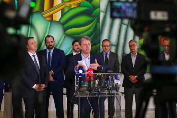 SP cria gabinete de crise e fecha locais por risco de metanol