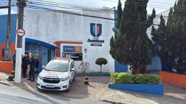 Criminosos armados invadem escola e fazem funcionários reféns