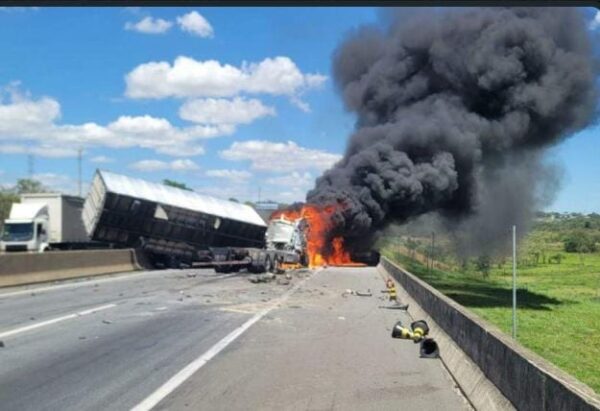 Acidente grave interdita totalmente a Dutra em Pindamonhangaba e provoca 14 km de congestionamento