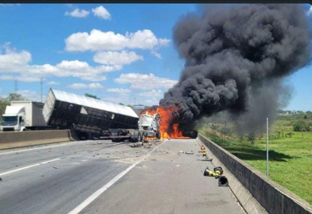 Acidente grave interdita totalmente a Dutra em Pindamonhangaba e provoca 14 km de congestionamento