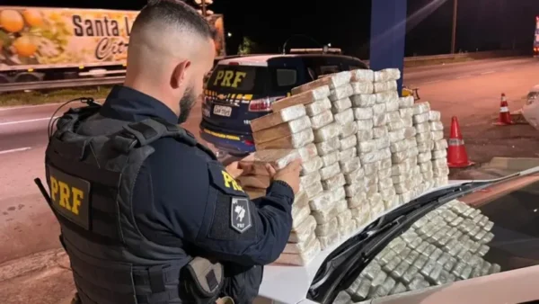 PRF apreende 110 tabletes de cocaína na Dutra em Caçapava após perseguição