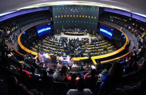 Câmara aprova por unanimidade isenção do IR até R$ 5 mil