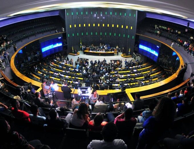 Câmara aprova por unanimidade isenção do IR até R$ 5 mil