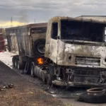Caminhão com bobinas pega fogo na Dutra