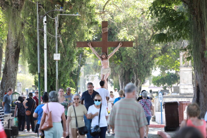 Cemitérios municipais são preparados para o Dia de Finados