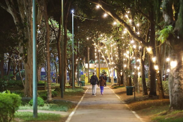 Cidade recebe iluminação especial de Natal