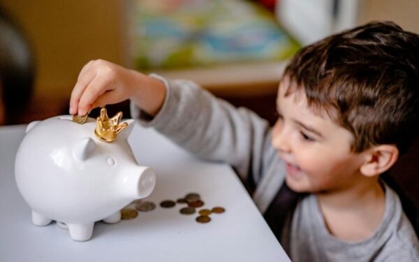 Enquanto 39% dos pais dão mesada, 28% investem para o futuro dos filhos