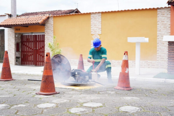 Fumaça contra o esgoto irregular Sabesp realiza testes em bairros da zona sul de São José