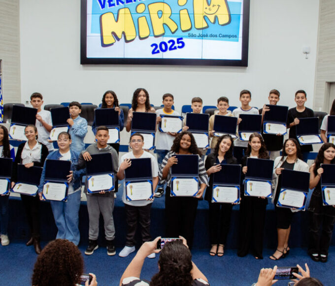 Vereadores mirins 2025-26 tomam posse na Câmara de São José dos Campos