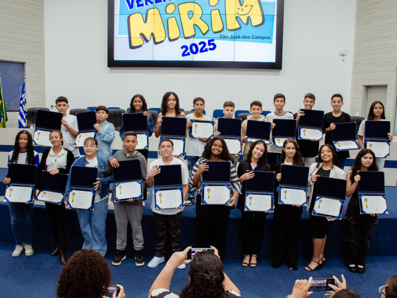 Vereadores mirins 2025-26 tomam posse na Câmara de São José dos Campos