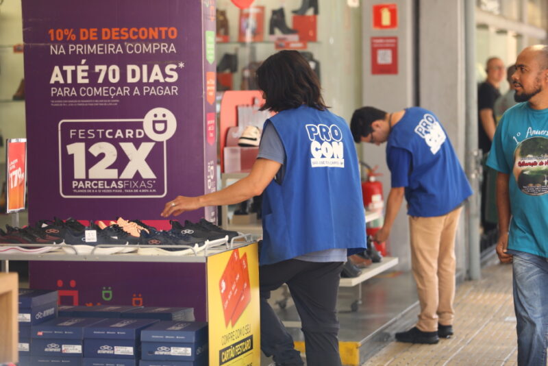 Procon intensifica fiscalização e amplia orientações ao consumidor na Black Friday em São José