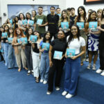 Jovens visitaram o prédio do Legislativo e conversaram com vereador. Foto: Flávio Pereira/CMSJC