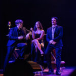 Fim de semana no Teatro Colinas tem musical intimista e magia natalina para a garotada