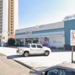 Carro invade farmácia na Avenida Cidade Jardim e deixa ferido em São José