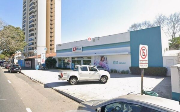 Carro invade farmácia na Avenida Cidade Jardim e deixa ferido em São José