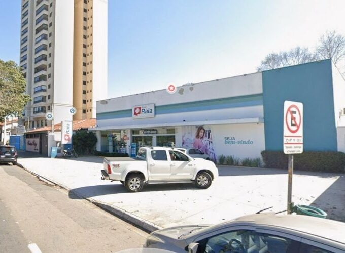 Carro invade farmácia na Avenida Cidade Jardim e deixa ferido em São José