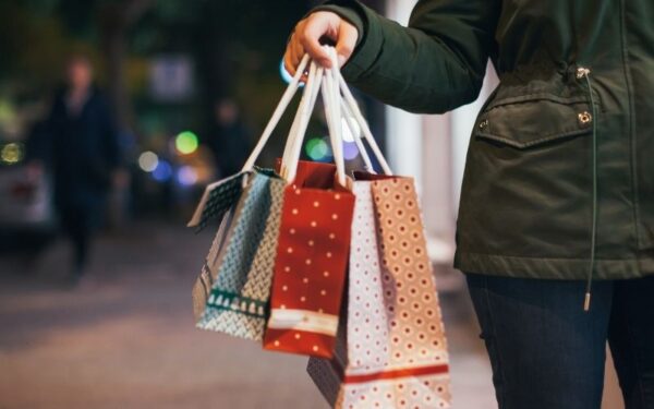 Natal de 2025 confirma o paradoxo do consumo: brasileiros gastam mais em presentes enquanto ceia acumula alta de quase 50% em cinco anos