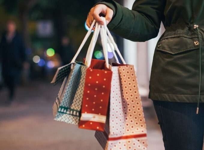 Natal de 2025 confirma o paradoxo do consumo: brasileiros gastam mais em presentes enquanto ceia acumula alta de quase 50% em cinco anos