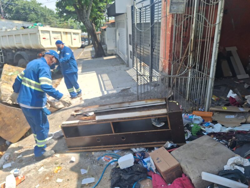 Operação com mandado judicial recolhe 4,5 toneladas de materiais em casa de acumulador em São José