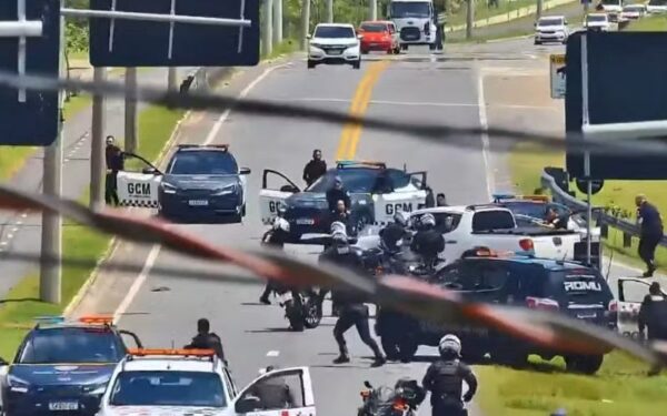 Perseguição termina em colisão com viatura da GCM e deixa motorista ferido em São José