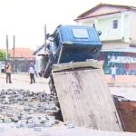 Caminhão é engolido por cratera na Zona Sul de São José dos Campos