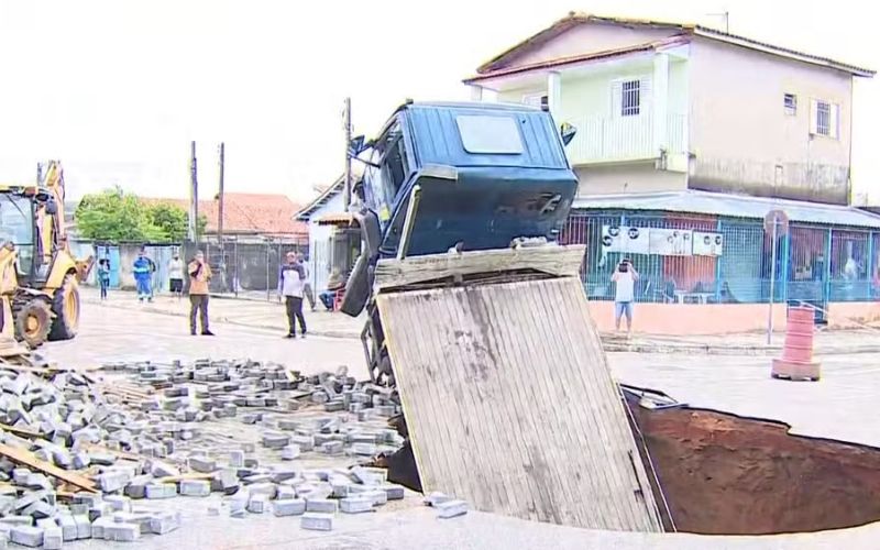 Caminhão é engolido por cratera na Zona Sul de São José dos Campos