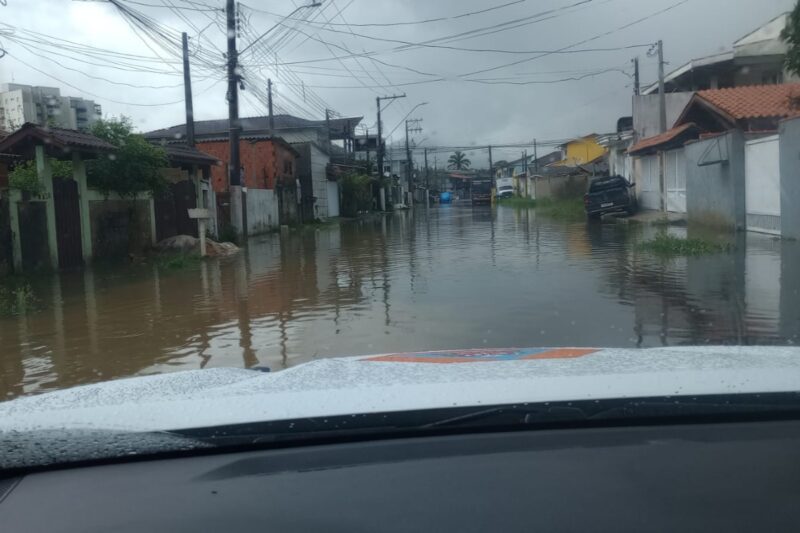 Ubatuba registrou volumes concentrados e entrou no radar de risco alto; Defesa Civil diz que cidade volta à normalidade, mas solo encharcado mantém ameaça