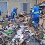 Força-tarefa retira mais de 10 toneladas de resíduos de casa de acumulador no Campo dos Alemães