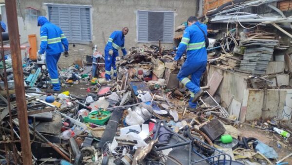 Força-tarefa retira mais de 10 toneladas de resíduos de casa de acumulador no Campo dos Alemães