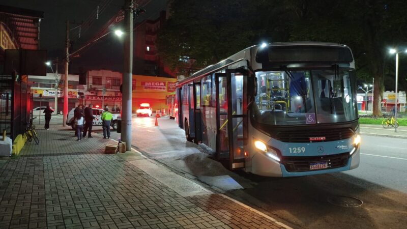 Idoso fica ferido após ser atropelado por ônibus no Centro de São José