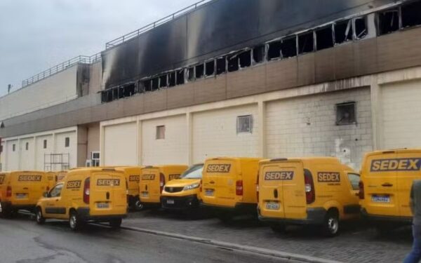Incêndio atinge centro de distribuição dos Correios em São José dos Campos