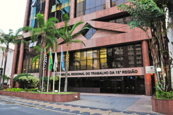 Justiça abre vagas de estágio para ensino médio e universitários em São José e região