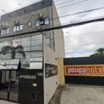 Mulher é morta a facadas em hotel no Centro de Taubaté; marido confessa crime