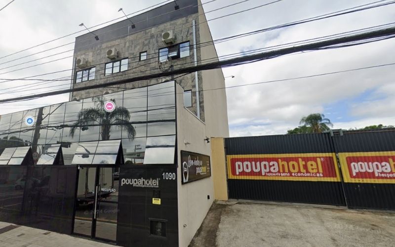 Mulher é morta a facadas em hotel no Centro de Taubaté; marido confessa crime