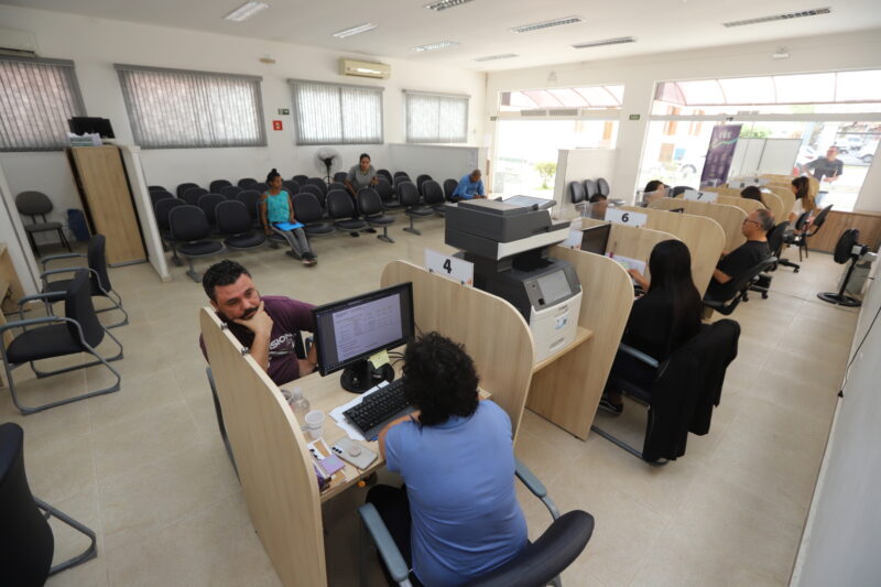 O PAT funciona de segunda a sexta-feira, das 8h às 17h. Os telefones de contato são (12) 3951-7943 e 3952-1065. O atendimento presencial da unidade é na Rua Barão de Jacareí, 839, Centro.