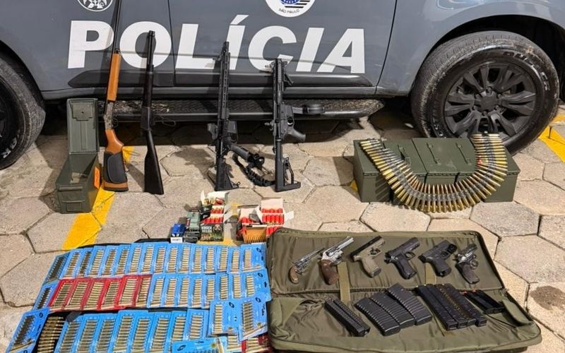 Polícia apreende fuzil, pistolas e grande quantidade de munições em pousada de Caraguatatuba