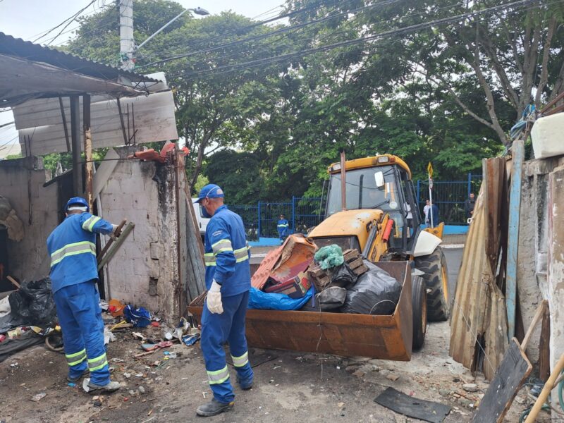 Prefeitura retira 3 toneladas de materiais de casa de acumulador