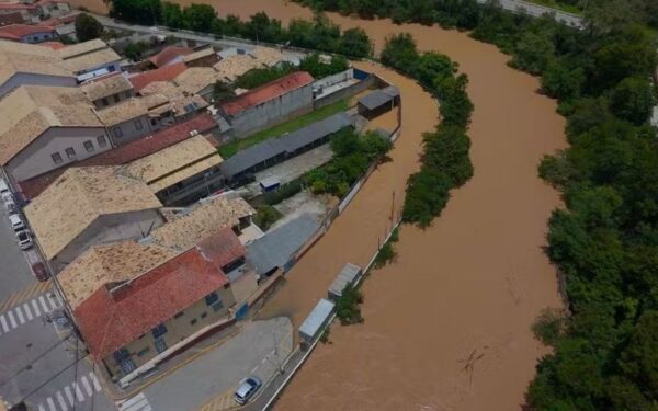 Rio Paraitinga transborda e deixa São Luiz do Paraitinga em alerta máximo
