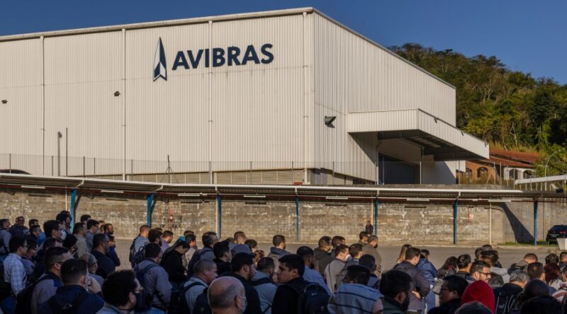 Trabalhadores aprovam negociação para retomada da Avibras, com demissões e recontratação gradual