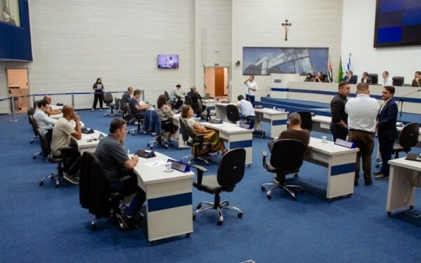 Câmara aprova mudança na carreira do magistério e consolida novo modelo para a rede municipal