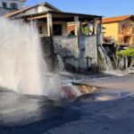 Cano estoura, abre buraco e expõe fragilidade da rede no Monte Castelo