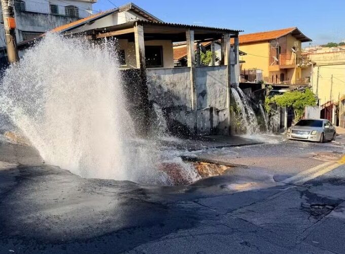Cano estoura, abre buraco e expõe fragilidade da rede no Monte Castelo