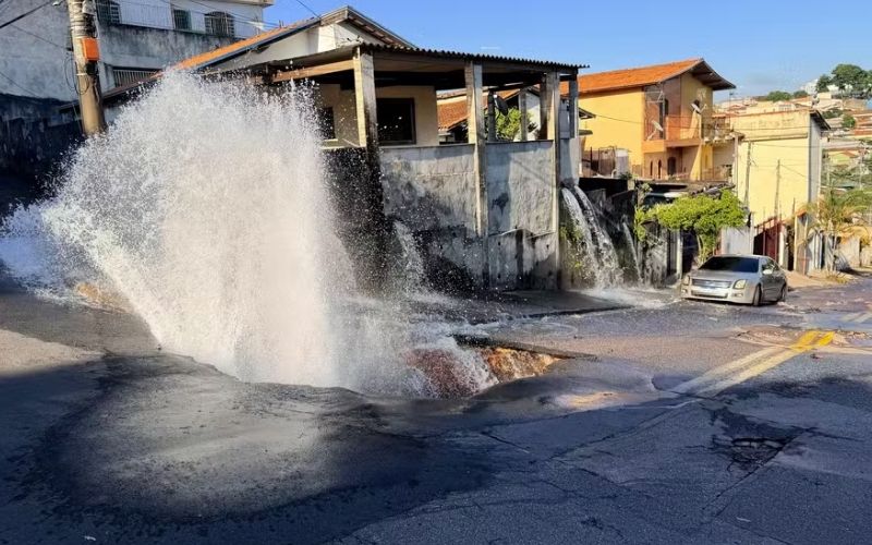 Cano estoura, abre buraco e expõe fragilidade da rede no Monte Castelo
