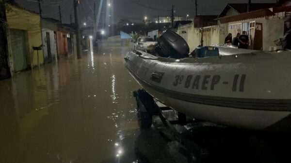 Chuva intensa alaga cerca de 120 casas e deixa dezenas de famílias fora de casa em Taubaté